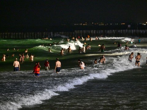 FOTO: Suhu Terlalu Panas saat Siang, Warga Dubai Ramai-Ramai Main ke Pantai Malam Hari