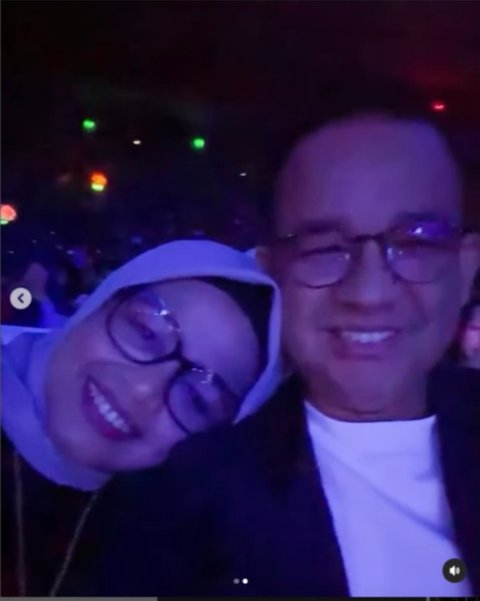 Momen Romantis Anies Baswedan dan Istrinya Nonton Konser John Legend di Sentul Saat Debat Pilkada Jakarta 2024