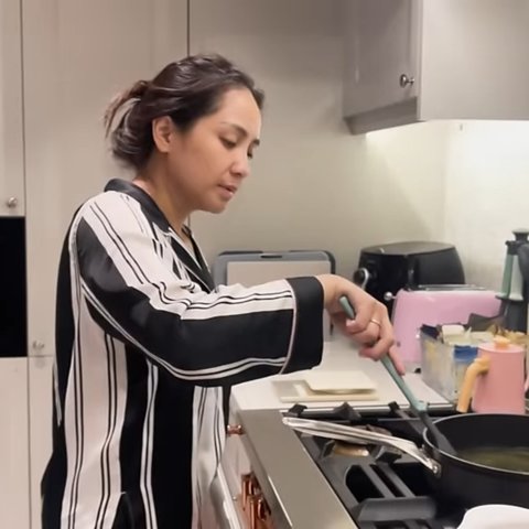 Potret Nagita Slavina Tampil Apa Adanya Tanpa Make Up saat Masak Tuai Kritik, Disebut Cuek Soal Penampilan