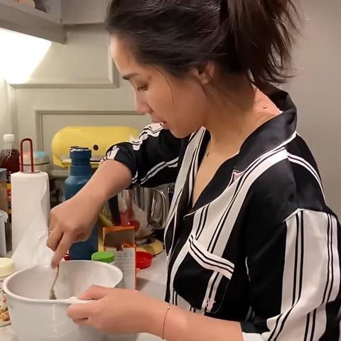 Potret Nagita Slavina Tampil Apa Adanya Tanpa Make Up saat Masak Tuai Kritik, Disebut Cuek Soal Penampilan