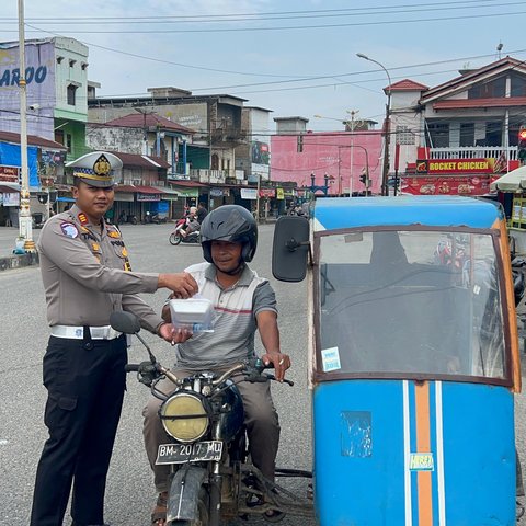 Bagikan Nasi Kotak pada Pengguna Jalan, Polres Rohul Sosialisasi Program & Pilkada Damai