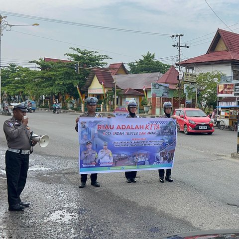 Bagikan Nasi Kotak pada Pengguna Jalan, Polres Rohul Sosialisasi Program & Pilkada Damai