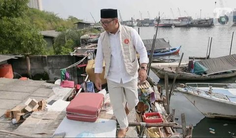 <b>FOTO: Momen Ridwan Kamil Blusukan di Kampung Luar Batang, Temui Warga dan Cek Tanggul Laut Jakarta</b>