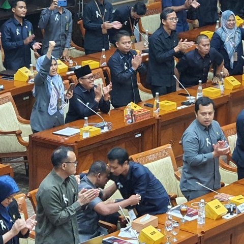 Sorak sorai hakim di DPR