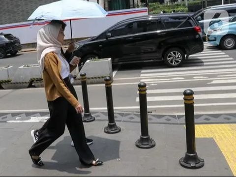 FOTO: Fenomena Hari Tanpa Bayangan Menyapa Jakarta Siang Ini, Simak Dampaknya!