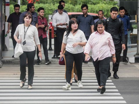 FOTO: Fenomena Hari Tanpa Bayangan Menyapa Jakarta Siang Ini, Simak Dampaknya!