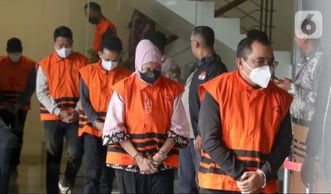 <b>FOTO: Barisan Tersangka Suap dan Gratifikasi di Kalimantan Selatan Ditahan KPK, Pakai Rompi Oranye dan Tangan Diborgol</b>