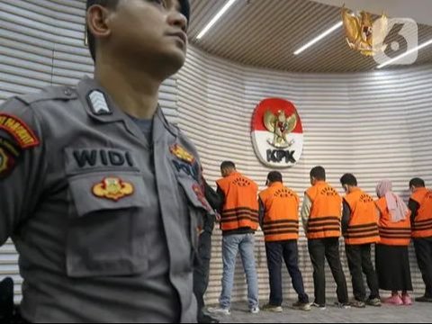 FOTO: Barisan Tersangka Suap dan Gratifikasi di Kalimantan Selatan Ditahan KPK, Pakai Rompi Oranye dan Tangan Diborgol