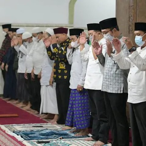 Gubernur Jawa Barat Ridwan Kamil sholat subuh berjamaah Masjid Jami Hidayatullah Syarief di Kecamatan Megamendung, Kabupaten Bogor.