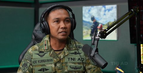 Mayor Inf Ade Kurniawan Penerjun Bawa Bendera TNI AD