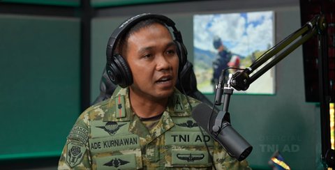 Mayor Inf Ade Kurniawan Penerjun Bawa Bendera TNI AD