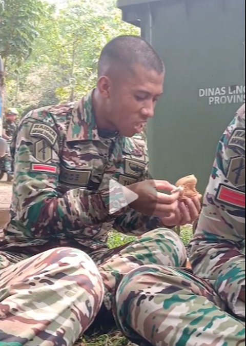 Prajurit TNI Dapat Hadiah dari Roti
