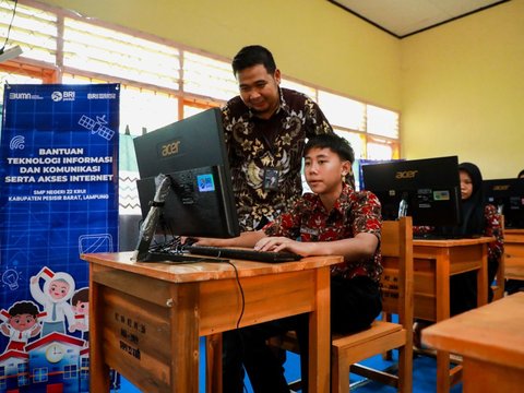 FOTO: BRI Peduli Salurkan Bantuan Teknologi Informasi dan Komunikasi serta Akses Internet untuk Sekolah di Wilayah 3T