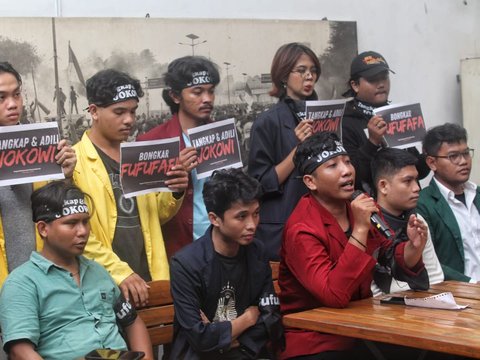 FOTO: Mahasiswa dari Ratusan Perguruan Tinggi Tuntut Jokowi Ditangkap dan Diadili Atas Pelanggaran Konstitusi