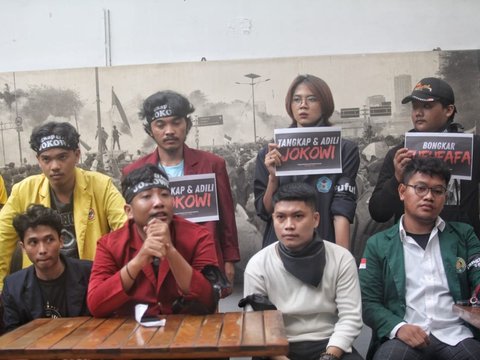 FOTO: Mahasiswa dari Ratusan Perguruan Tinggi Tuntut Jokowi Ditangkap dan Diadili Atas Pelanggaran Konstitusi