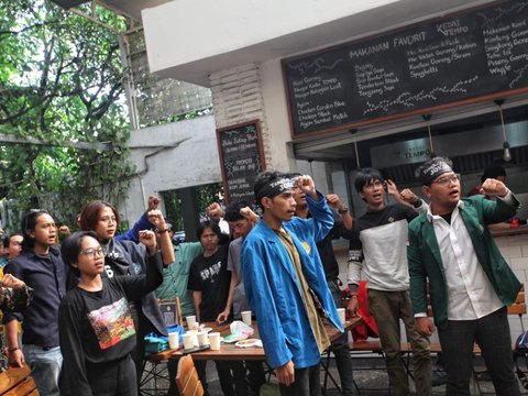 FOTO: Mahasiswa dari Ratusan Perguruan Tinggi Tuntut Jokowi Ditangkap dan Diadili Atas Pelanggaran Konstitusi