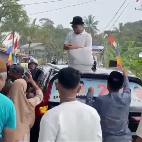 Viral Tokoh Pandeglang Naik Mobil Bergambar Cagub Banten Sawer Duit Gepokan ke Warga, Begini Faktanya