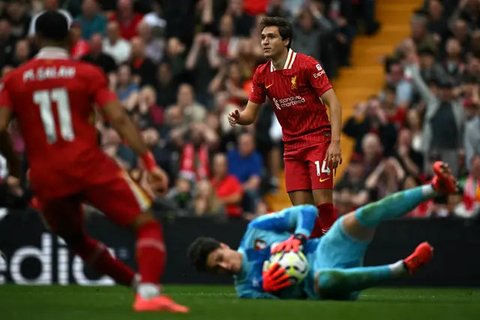 Bek AC Milan asal Serbia #31, Strahinja Pavlovic (Kanan), berebut bola dengan penyerang Liverpool asal Italia #14, Federico Chiesa, selama pertandingan putaran pertama Liga Champions UEFA