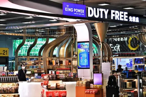 Petugas berpura-pura memasuki jalur masuk baru di Bandara Internasional Suvarnabhumi saat mereka berlatih prosedur untuk pembukaan kembali Thailand, di Bangkok, Rabu (27/10/2021). Mulai 1