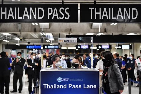 Petugas berpura-pura memasuki jalur masuk baru di Bandara Internasional Suvarnabhumi saat mereka berlatih prosedur untuk pembukaan kembali Thailand, di Bangkok, Rabu (27/10/2021). Mulai 1