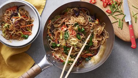 Ilustrasi masakan bihun dengan sayur/copyright freepik.com/topntp26