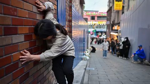 Dua tahun lalu, keceriaan perayaan Halloween di Itaewon, Korea Selatan, berubah menjadi horor. (Shin Yong-ju/AFP)