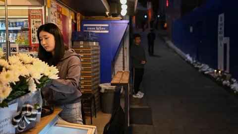 159 orang tewas akibat terhimpit dan terinjak-injak saat keramaian perayaan Halloween di salah satu gang di kawasan hiburan malam Itaewon. (Shin Yong-ju/AFP)