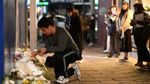Dalam waktu singkat, keramaian di kawasan Itaewon, Korea Selatan berubah menjadi kepanikan. Ketika banyak orang terjebak dalam kerumunan dan menciptakan suasana panik di antara para pengunjung. (Shin Yong-ju/AFP)