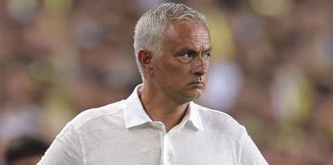 Kocak! Jose Mourinho Kena Tekel Pemainnya Sendiri Sampai Cedera, Bukannya Marah Malah Ngakak