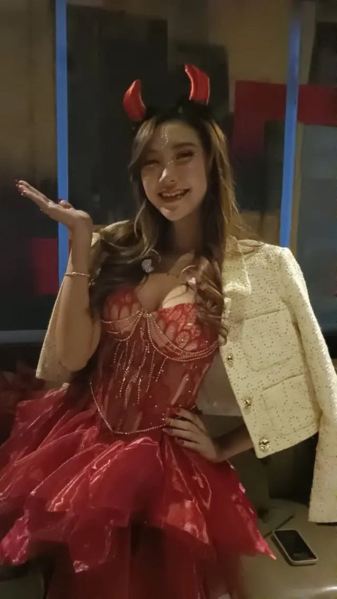 Icha Yang di White Rabbit, PIK.