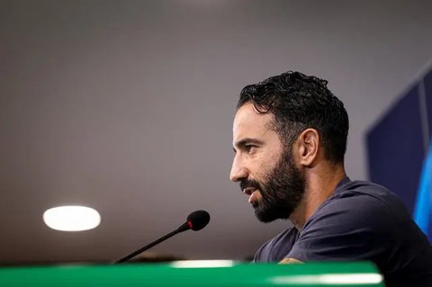 Pelatih Manchester United, Erik ten Hag memberi aplaus kepada para suporter jelang dimulainya laga tunda pekan ke-34 Liga Inggris 2023/2024 menghadapi Newcastle United di Old Trafford Stadium