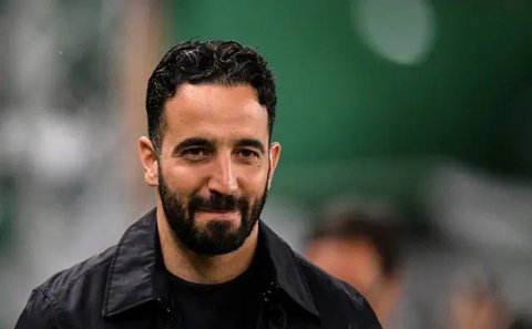 Pelatih Sporting Lisbon asal Portugal, Ruben Amorim, bertepuk tangan kepada para pendukung sebelum pertandinga Liga Portugal antara Sporting CP dan CF Estrela da Amadora di stadion Jose Al