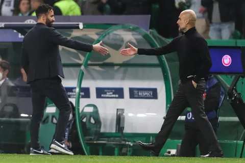 Pelatih Sporting Lisbon asal Portugal, Ruben Amorim, bertepuk tangan kepada para pendukung sebelum pertandinga Liga Portugal antara Sporting CP dan CF Estrela da Amadora di stadion Jose Al
