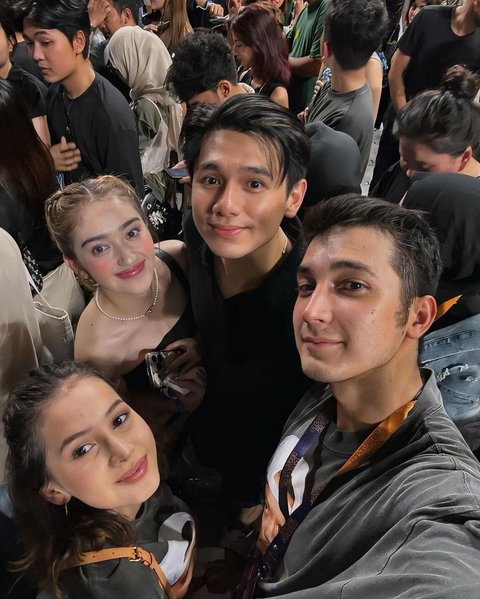 Kali ini, Ranty dan Rayn berpose bersama teman-teman mereka. Wajah ceria mereka benar-benar menggambarkan keseruan malam itu. Pasangan ini memang selalu menarik perhatian.