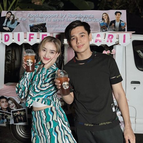 Fanbase mereka memberikan kejutan manis berupa food truck di lokasi syuting "Leo di Februari". Ranty dan Rayn berpose manis di depan truk tersebut, memperlihatkan rasa terima kasih mereka kepada para penggemar yang setia mendukung.