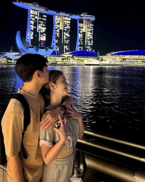Nggak cuma di Jakarta! Di Singapura, Rayn dan Ranty menikmati pemandangan malam Marina Bay Sands. Dalam foto ini, Rayn terlihat memeluk Ranty dari belakang dan mencium kepalanya, vibes romantis abis!