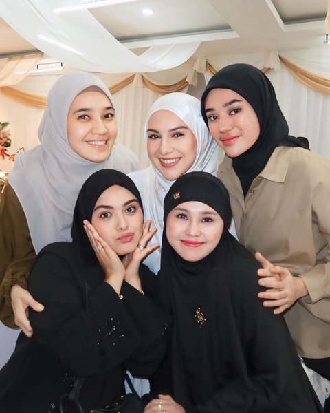 Irish Bella dan Haldy Sabri Datang ke Sebuah Acara, Tampak Bahagia - Air Rumi Tertawa Lepas Sambil Tiduran ke Ayah Sambung