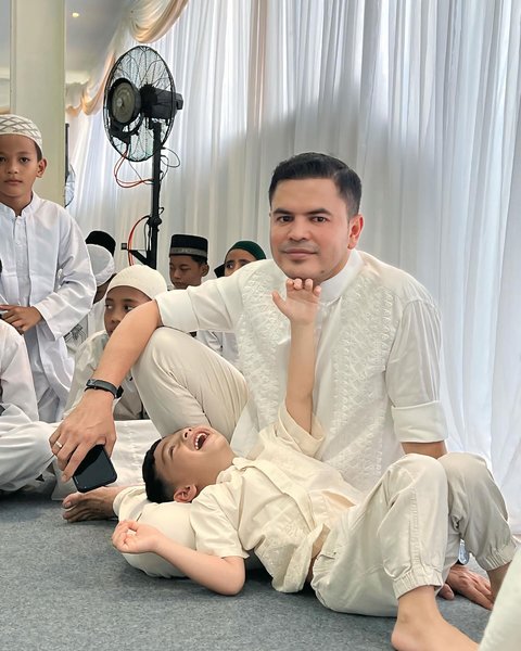 Irish Bella dan Haldy Sabri Datang ke Sebuah Acara, Tampak Bahagia - Air Rumi Tertawa Lepas Sambil Tiduran ke Ayah Sambung