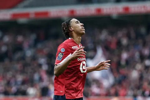 Pelatih Sporting Lisbon asal Portugal, Ruben Amorim, bertepuk tangan kepada para pendukung sebelum pertandinga Liga Portugal antara Sporting CP dan CF Estrela da Amadora di stadion Jose Al