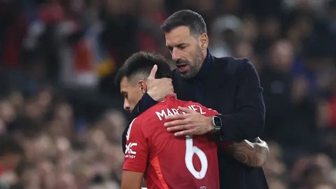 Gelandang Manchester United, Alejandro Garnacho (kanan) berebut bola dengan gelandang Chelsea, Enzo Fernandez pada laga pekan ke-31 Premier League 2023/2024 di Stamford Bridge, London, Kam