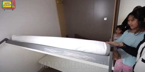 9 Potret Rumah Inara Rusli yang Jarang Tersorot, Konsep Minimalis dengan Tiga Lantai - Ruang Kantor Serbaguna