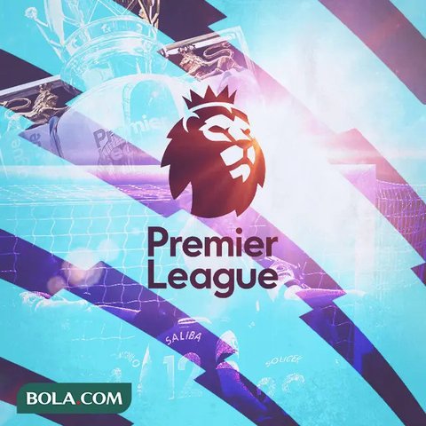 Gelandang Brasil Manchester United Casemiro memeluk gelandang Manchester United asal Portugal Bruno Fernandes setelah ia mencetak gol pertama tim selama pertandingan sepak bola Liga Primer