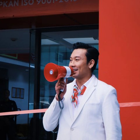 Profil Denny Sumargo: Karier, Cinta, dan Perjalanan Membangun Bisnis