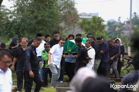 9 Foto Pemakaman Dina Mariana Dipenuhi Tangisan Keluarga, Ezra Mandira Mengucapkan Selamat Jalan kepada Ibu Tercinta