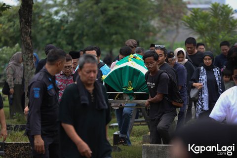 9 Foto Pemakaman Dina Mariana Dipenuhi Tangisan Keluarga, Ezra Mandira Mengucapkan Selamat Jalan kepada Ibu Tercinta