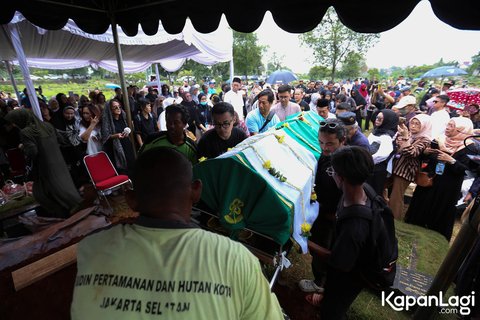 9 Foto Pemakaman Dina Mariana Dipenuhi Tangisan Keluarga, Ezra Mandira Mengucapkan Selamat Jalan kepada Ibu Tercinta