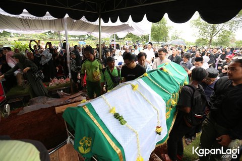 9 Foto Pemakaman Dina Mariana Dipenuhi Tangisan Keluarga, Ezra Mandira Mengucapkan Selamat Jalan kepada Ibu Tercinta