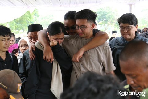 9 Foto Pemakaman Dina Mariana Dipenuhi Tangisan Keluarga, Ezra Mandira Mengucapkan Selamat Jalan kepada Ibu Tercinta