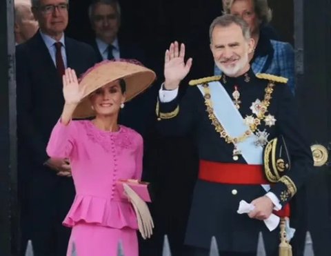Wajah Ratu Letizia tampak ternoda lumpur yang dilemparkan korban banjir bandang di Kota Paiporta, Valencia, Spanyol, pada Minggu (3/11/2024). Warga marah atas kelambanan penanganan musibah