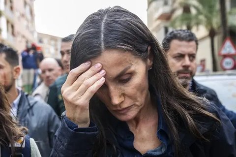 Wajah Ratu Letizia tampak ternoda lumpur yang dilemparkan korban banjir bandang di Kota Paiporta, Valencia, Spanyol, pada Minggu (3/11/2024). Warga marah atas kelambanan penanganan musibah